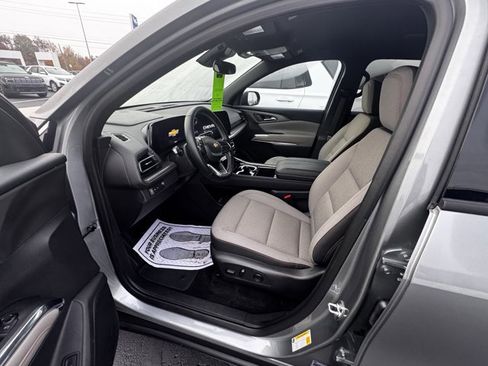 Used 2025 Chevrolet Traverse LT image 6