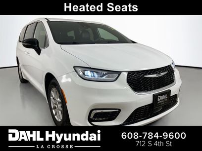 Used 2025 Chrysler Pacifica Select