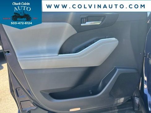 Used 2021 Toyota Highlander XLE AWD/4WD image 12