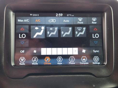 Used 2018 Jeep Renegade Latitude AWD/4WD image 12