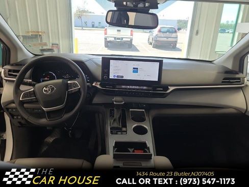 Used 2025 Toyota Sienna XLE image 12