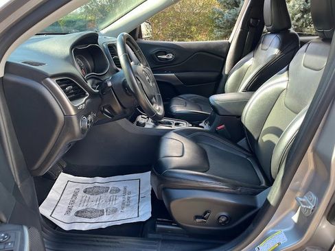 Used 2019 Jeep Cherokee Latitude Plus w/ Comfort/Convenience Group image 8