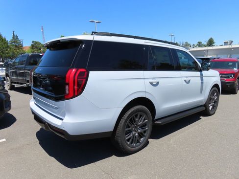 New 2026 Ford Expedition Platinum w/ Stealth Appearance Package AWD/4WD image 4