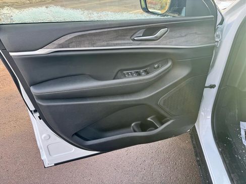 Used 2026 Jeep Grand Cherokee 4WD image 16