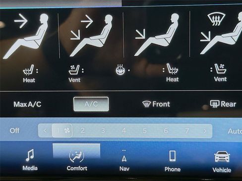Used 2024 Chrysler Pacifica Limited FWD image 25