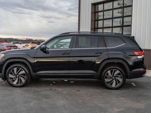 Used 2024 Volkswagen Atlas SE w/ Panoramic Sunroof Package image 2