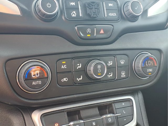 Used 2024 GMC Terrain SLT w/ Tech Package FWD image 9