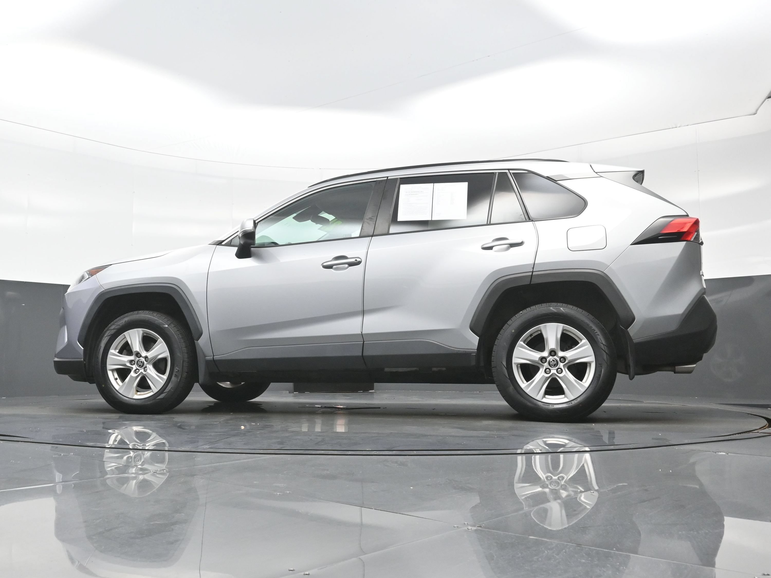 Used 2021 Toyota RAV4 XLE AWD/4WD image 27