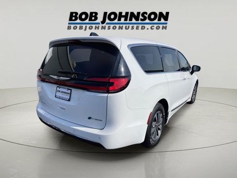 Used 2023 Chrysler Pacifica Limited FWD image 3