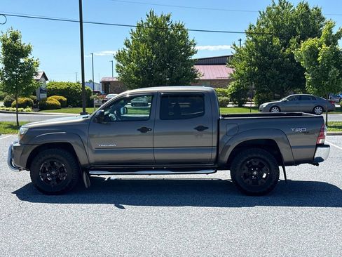 Used 2011 Toyota Tacoma 4x4 Double Cab w/ TRD Off-Road Pkg w/JBL Audio image 5