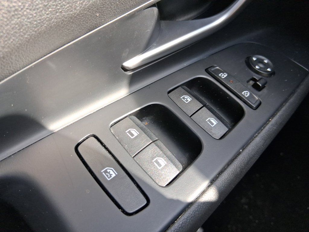 Used 2025 Hyundai Elantra SEL FWD image 25