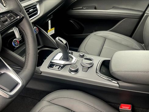 New 2025 Alfa Romeo Stelvio Sprint image 8