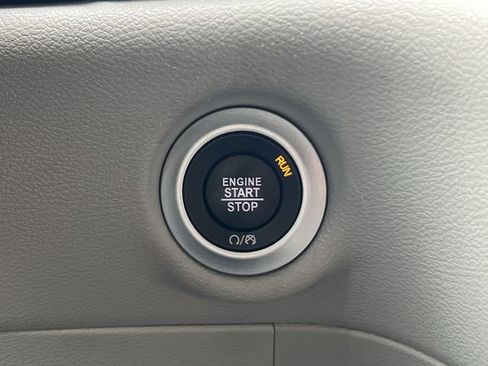 Used 2024 Chrysler Pacifica Touring-L FWD image 23