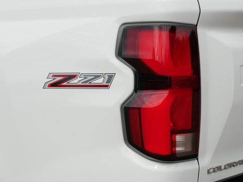 Used 2023 Chevrolet Colorado Z71 w/ Z71 Convenience Package 2 AWD/4WD image 17