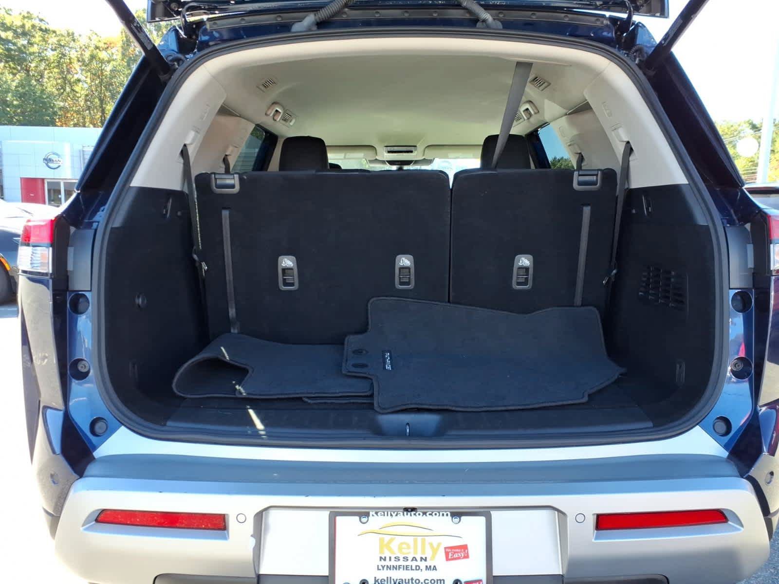 Used 2025 Nissan Pathfinder SL AWD/4WD image 16