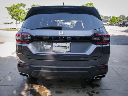 Used 2025 Honda Pilot Black Edition image 9