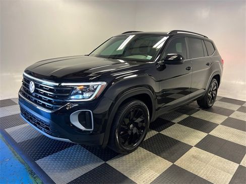 Certified 2025 Volkswagen Atlas SE image 3