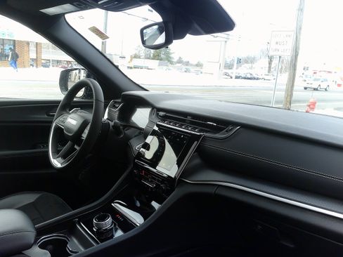 Used 2024 Jeep Grand Cherokee Altitude image 25