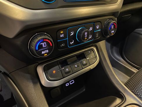 Used 2022 GMC Acadia SLE image 15