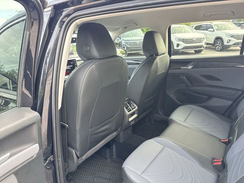 Used 2025 Volkswagen Tiguan SE FWD image 25