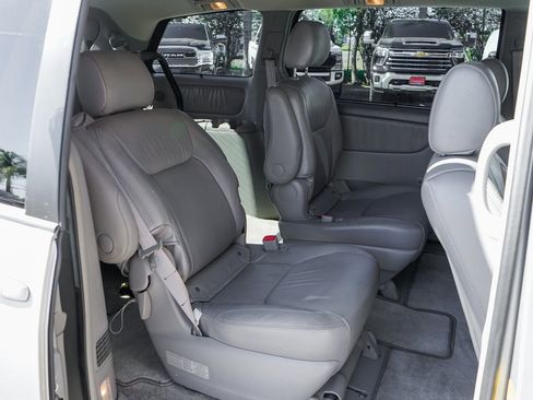 Used 2007 Toyota Sienna XLE image 39