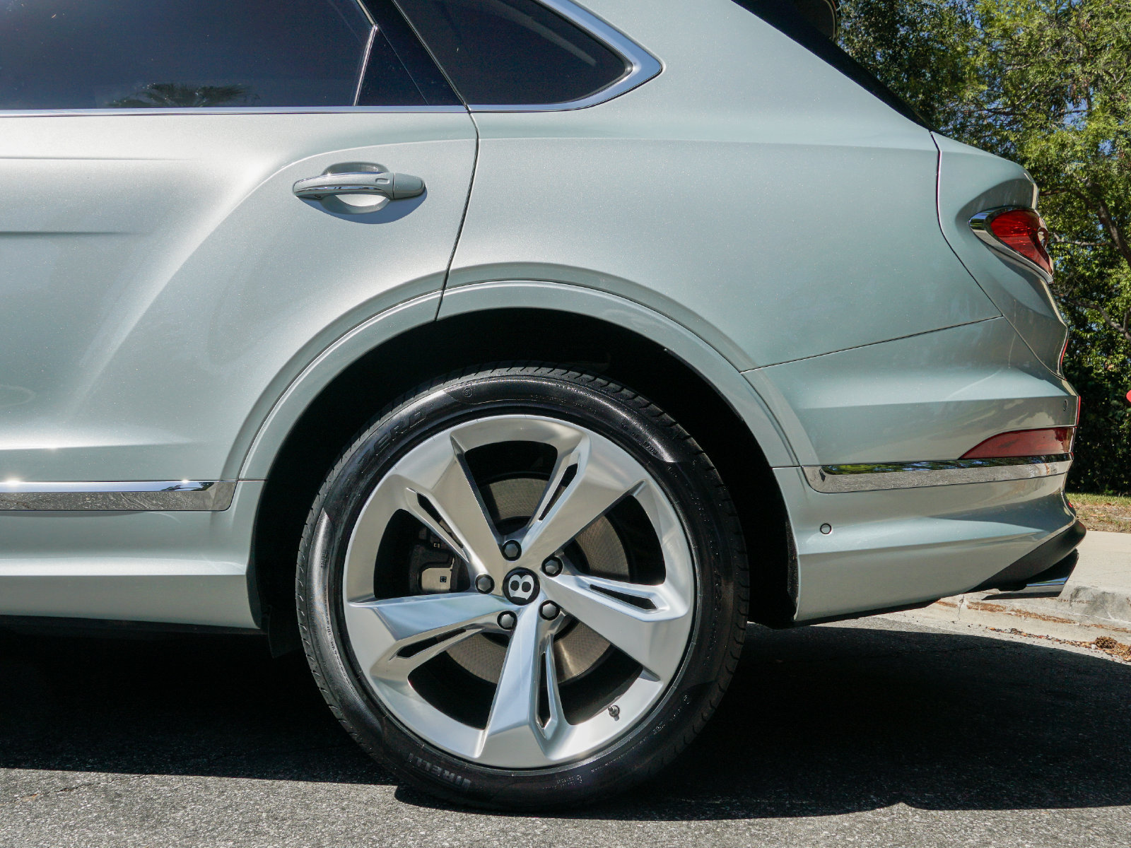 Certified 2023 Bentley Bentayga AWD/4WD image 4