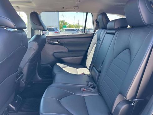 Used 2022 Toyota Highlander XLE AWD/4WD image 34