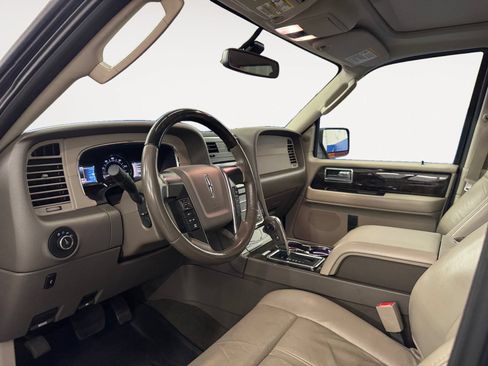 Used 2016 Lincoln Navigator Select RWD image 9