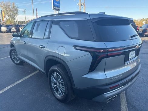 Used 2025 Chevrolet Traverse LT image 5