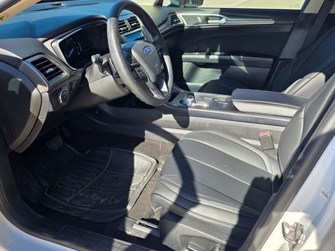Used 2019 Ford Fusion SE image 18
