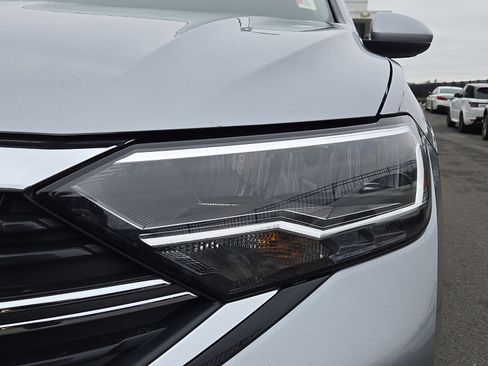 Used 2023 Volkswagen Jetta SE w/ Panoramic Sunroof Package image 9