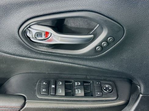 Used 2019 Jeep Cherokee Trailhawk image 18