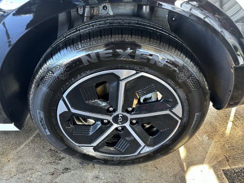 Certified 2024 Kia Niro SX image 19