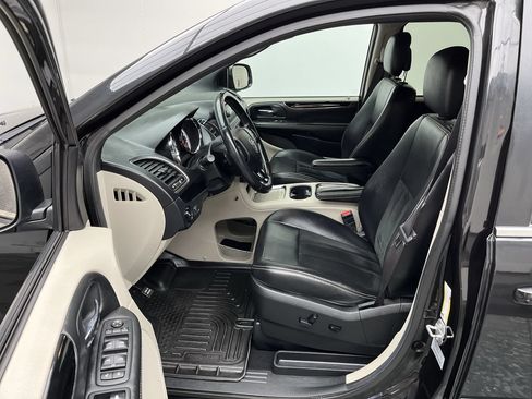 Used 2017 Dodge Grand Caravan SXT FWD image 3