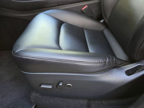 Used 2024 Tesla Model Y Long Range AWD/4WD image 25