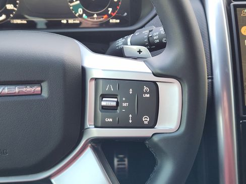 Certified 2025 Land Rover Discovery Dynamic SE image 31