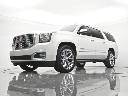 Used 2019 GMC Yukon XL Denali w/ Denali Ultimate Package AWD/4WD image 39