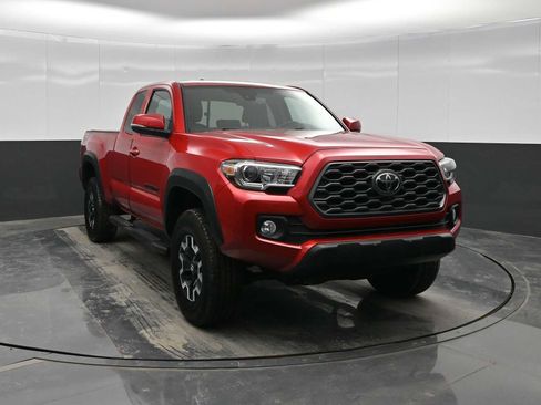 Used 2020 Toyota Tacoma TRD Off-Road image 2