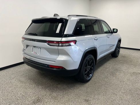 Used 2024 Jeep Grand Cherokee Altitude image 19