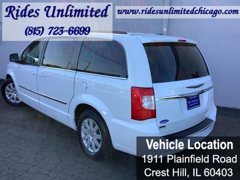 Used 2014 Chrysler Town & Country Touring FWD image 3