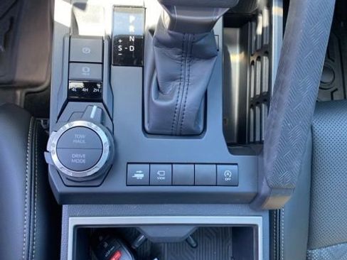 Used 2025 Toyota Tacoma Limited AWD/4WD image 32