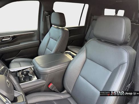 Used 2025 Chevrolet Suburban Z71 image 12
