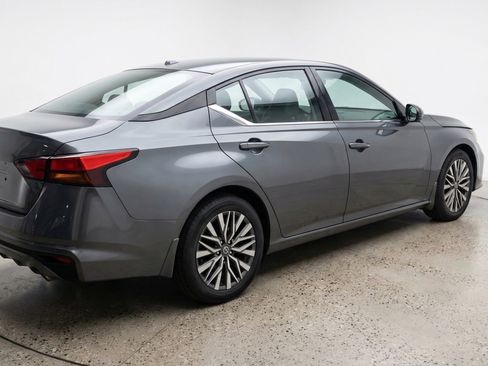 Used 2025 Nissan Altima 2.5 SV image 9