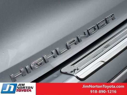 Used 2022 Toyota Highlander Platinum image 12