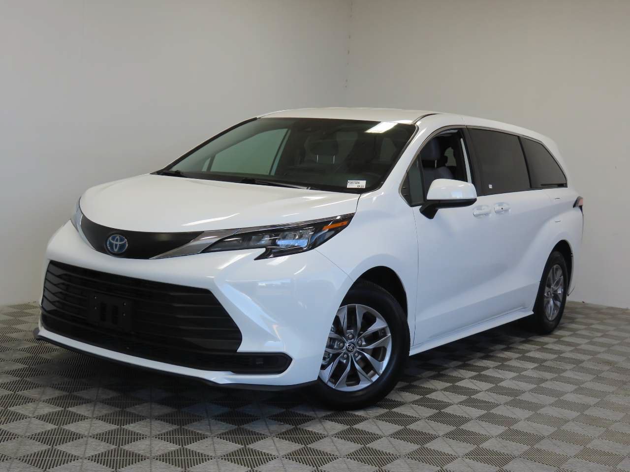 Used 2025 Toyota Sienna LE FWD image 1