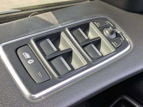 Used 2018 Jaguar F-PACE Premium image 20