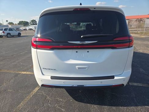 Used 2023 Chrysler Pacifica Touring-L FWD image 7