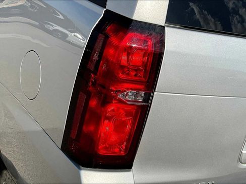 Used 2020 Chevrolet Suburban LT image 28