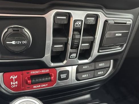 Used 2018 Jeep Wrangler Unlimited Rubicon AWD/4WD image 36