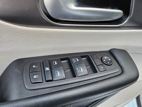 Used 2024 Chrysler Pacifica Touring-L image 18